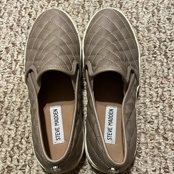 Steve Madden Ecentrcq Quilted Taupe Slip-on Sneaker - Picture 2 of 5